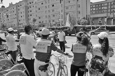 市民自發(fā)呼吁：請愛護公共自行車。王殿杰攝