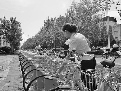 市民刷卡取車。本報記者